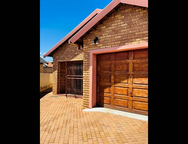 4 BEDROOM HOUSE FOR SALE IN VOSLOORUS EXT